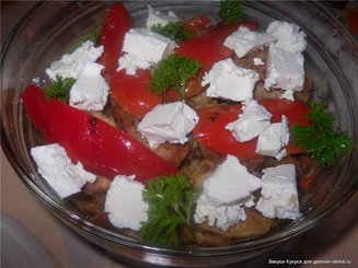 Салат из кабачков и перца с фетой и мятой