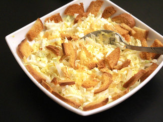 Хрустящий салат из пекинской капусты с сыром и сухариками