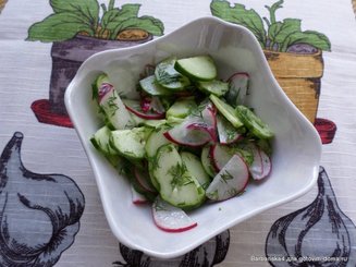 Салат из редиса с огурцами