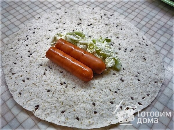 Тортильи с колбасками и пекинской капустой фото к рецепту 5