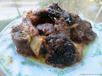 Свиные ребра , тушенные с черносливом и медом в мультиварке