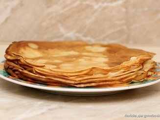 Тонкие молочные блинчики со сливочным сыром и смородиной