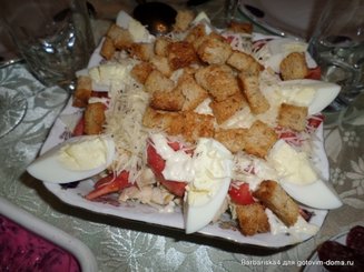 Салат Цезарь с сырной заправкой