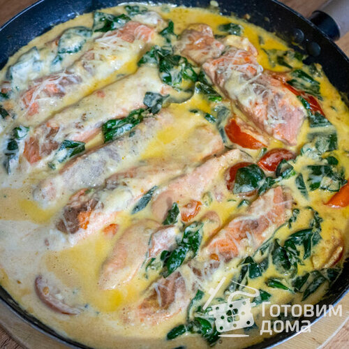 Красная рыба в сливочном соусе с томатами и шпинатом