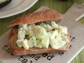 Весенний салат с авокадо, яйцом и огурцом