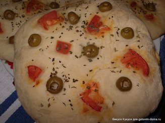 Мини фокаччи с помидорами-черри и оливками