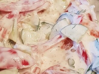 Салат из помидор с огурцами - что может быть нового?