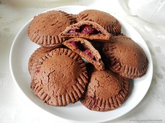 Шоколадное печенье с вишней