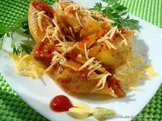 Конкильони фаршированные, под соусом из баклажанов