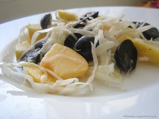 Салат из капусты,яблок и винограда