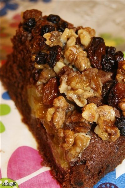 Шоколадный пирог с персиками и карамелизированными орехами фото к рецепту 1