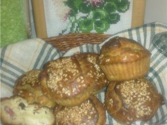 Кексы с острой колбасой и сыром