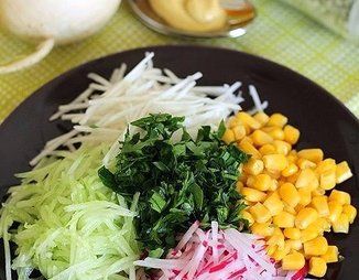Летний салат с репой/дайконом, редисом, огурцом и кукурузой