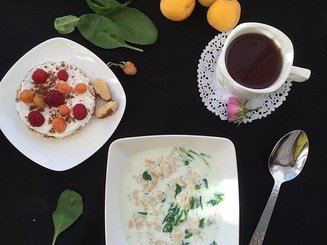 Овсяная каша со свежим шпинатом и сыром