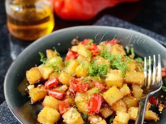 Печенный картофель с болгарским перцем и луком