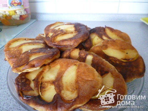 Бисквитные оладьи с яблоками фото к рецепту 2