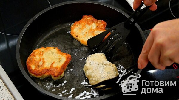 Картофельные лепёшки жареные на сковороде: вкуснятина на основе картофельного пюре с луком фото к рецепту 13
