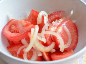 Салат из помидоров с луком