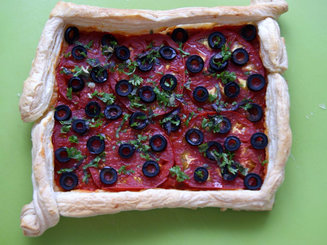 Слоеный пирог с томатами и маслинами