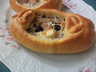 Пиде (турецкие лепешки) с фаршем, фетой и помидорами