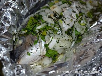 Дорада/сибас, запеченная с луком и зеленью