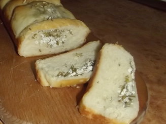 Хлеб с брынзой и зеленью