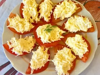 Помидоры с сыром и чесноком