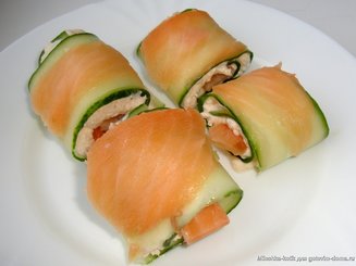 Роллы из огурца с креветками, сливочным сыром и лососем