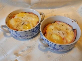 Глазунья с сыром и помидорами в беконе