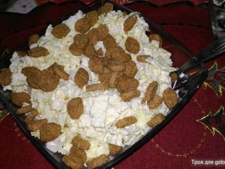 Хрустящий салат из пекинской капусты с сыром и сухариками