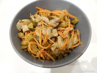 Грибной салат с сыром, морковью и солеными огурцами