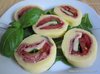 Сырный рулет с салями, помидором и базиликом