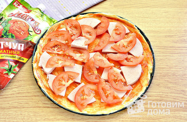 Домашняя пицца с колбасой, сыром и кетчупом Махеевъ, Россия фото к рецепту 3
