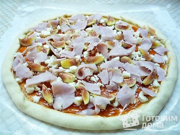 Пицца с ветчиной, инжиром и козьим сыром фото к рецепту 12