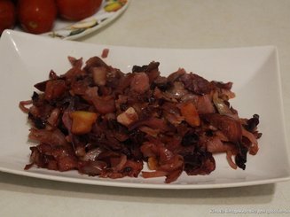 Пряная тушеная капуста с яблоками