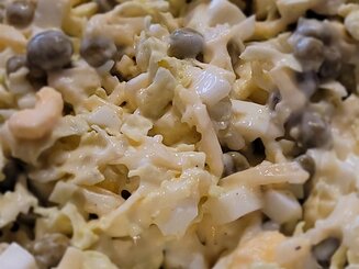 Салат с сыром, горошком и яйцами