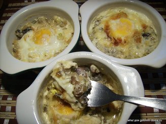 Грибы в сливках, запечёные с яйцом