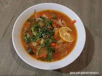 Солянка с кальмаром