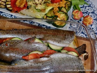 Дорада запеченная с цуккини и томатами