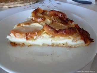 Яблочный пирог с творожным кремом и карамельным соусом