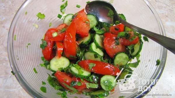 Салат из помидор с огурцами - что может быть нового? фото к рецепту 6