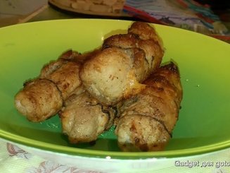 Мясные рулетики с сыром и маринованным огурцом