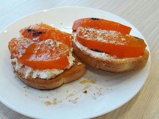 Тост с хурмой и творожным сыром.
