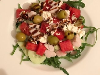 Греческий салат с куриной грудкой, арбузом и фетой