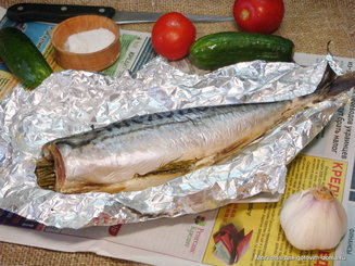 Запеченная скумбрия с укропом и помидорами
