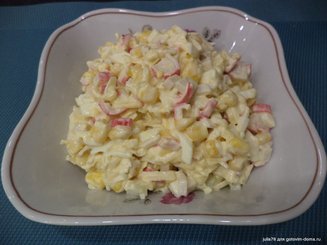 Салат из крабовых палочек с кукурузой