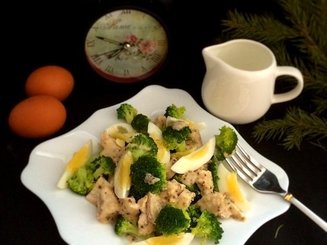 Брокколи под горчично-сливочным соусом с беконом