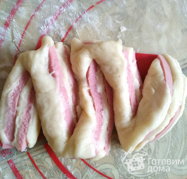 Булочки с колбасой фото к рецепту 7