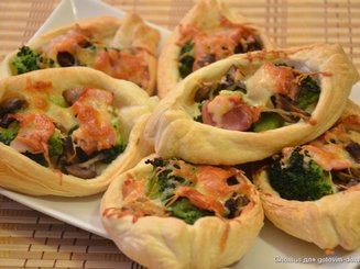 Хрустящие мини-пиццы с беконом и брокколи