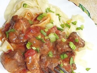 Свинина, тушеная с вином и перцем